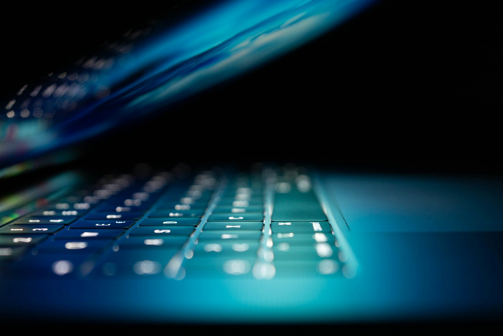 foto aproximada de um laptop azul e branco ligado