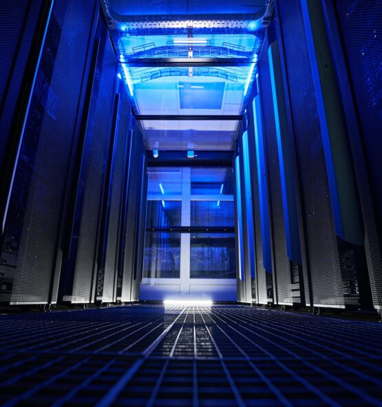 Interior moderno do mainframe com néon azul