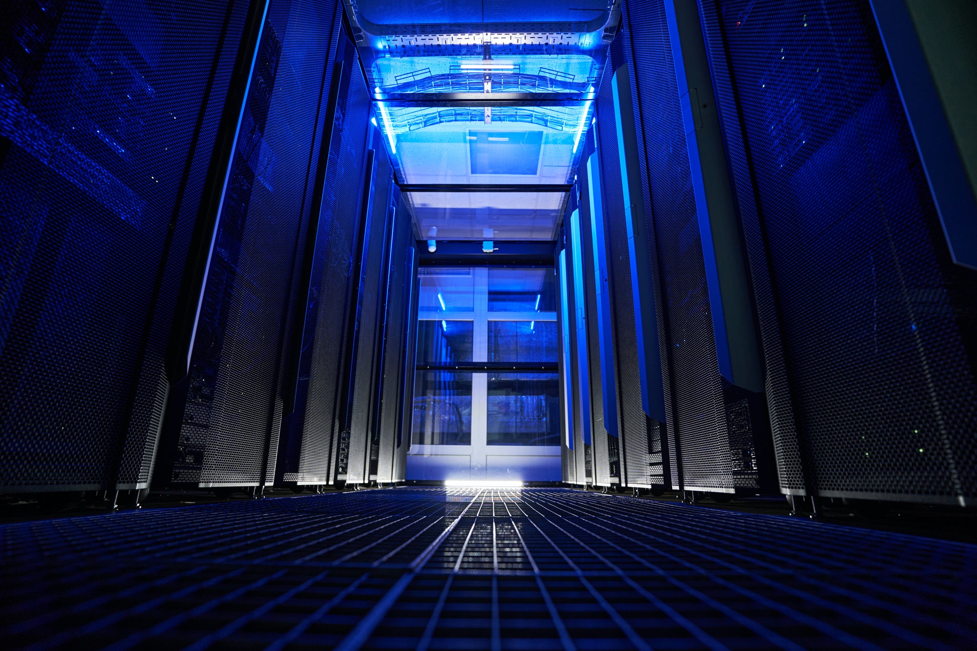 Interni moderni del mainframe con neon blu