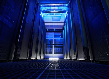 Interni moderni del mainframe con neon blu